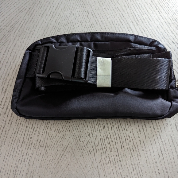 New With Tags Lululemon Everywhere Belt Bag Black - Picture 3 of 8